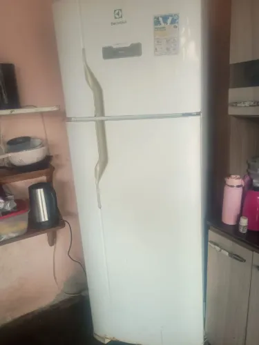 Vendo geladeira com defeito na porta e em um dos Pés mais ela está gelando!