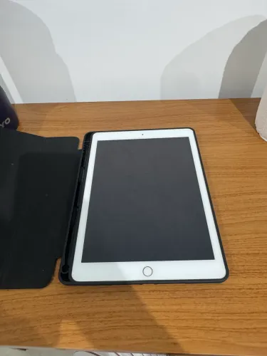 iPad 6ª Geração (2018) Apple Dourado 9.7" + Capa com Teclado