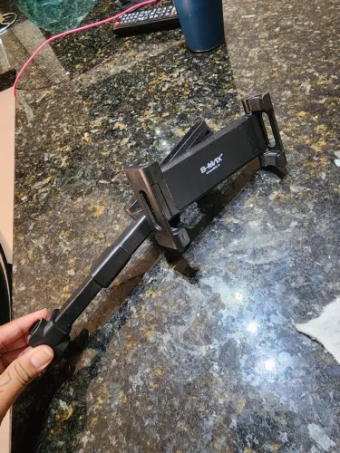 Suporte veicular para tablets e smartphones da marca B-Max
