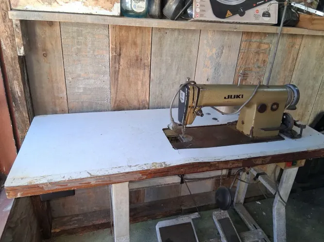 Máquina de costura JUKI reta industrial funcionando perfeitamente vendo 500 reais