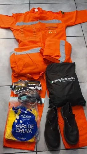 Vendo 3 macacão bota capa de chuva EPIs