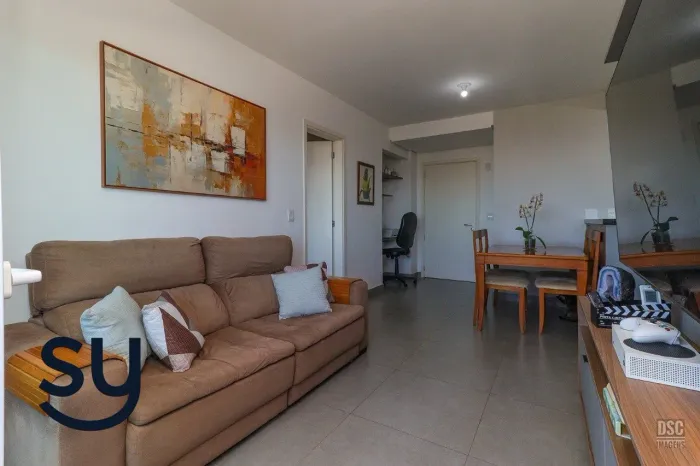 Apartamento Mobiliado em Andar Alto com 1D, sacada e Churrasqueira no Bairro Petrópolis