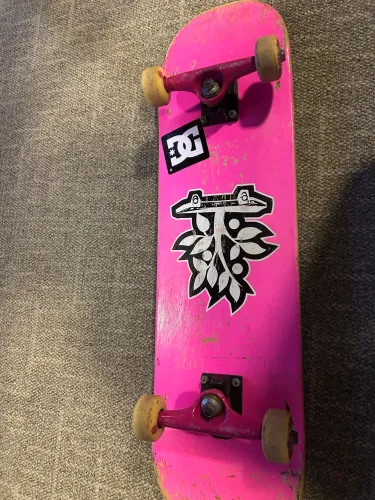 Skate em bom estado, rodas e rolamentos novos