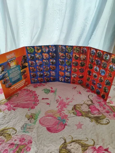 Álbum Marvel completo com 72 tazos