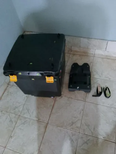 Vendo baú 110 litros novo foi usado só uma vez