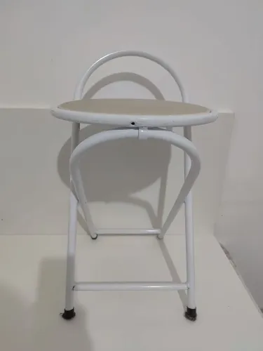 Kit 2 Banquetas(banquinho) baixo articulável e dobrável. Assento branco