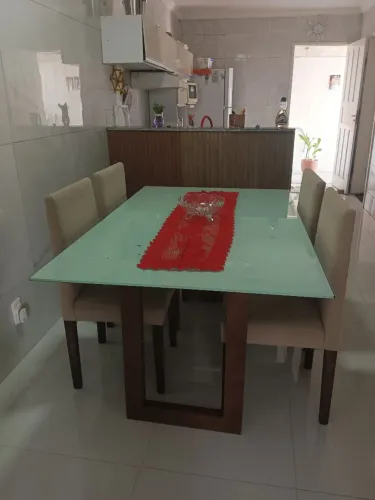 Mesa de jantar com 4 cadeiras a armação se madeira