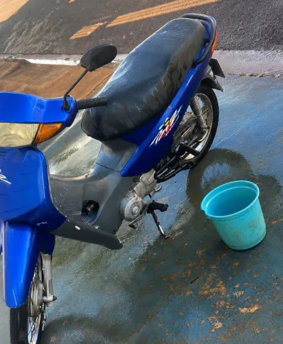 Vendo biz 100  2001 em bom estado partida pedal e partida elétrica motor filé dok okay 