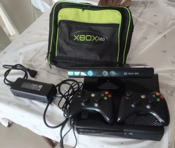 Exbox 360 com jogos e 2 controles
