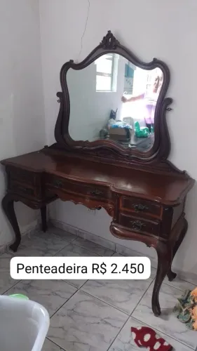 Penteadeira antiga em estilo Luís XV ou Chippendale é feita de madeira nobre 