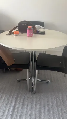 Mesa, com 4 cadeiras e mais uma avulsa
