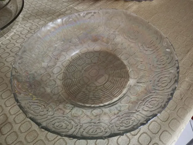 Vendo centro de mesa de vidro redondo, com design, 98 cm de circunferência.R$ 60,00