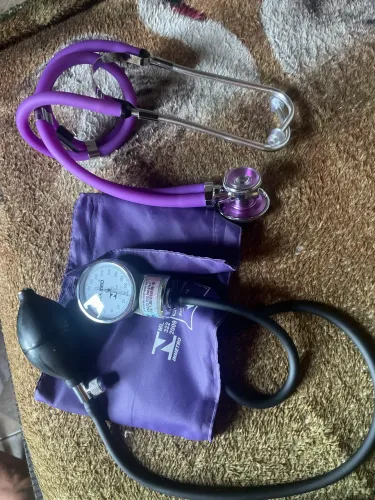 Vendo conjunto estetoscópio e esfigmomanômetro