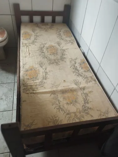 Cama solteiro em madeira + colchão 