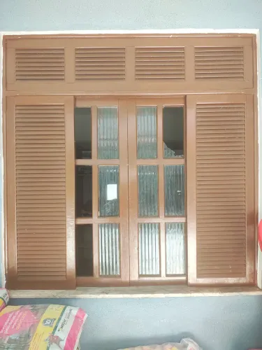 Vendo janela de madeira,grade e portão de ferro