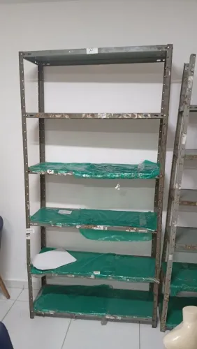 Estantes em ferro usada 