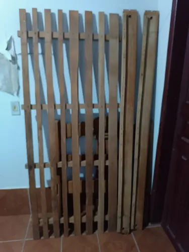 Cama de solteiro de madeira