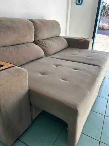 Sofá retrátil e reclinável em suede bege claro entrego