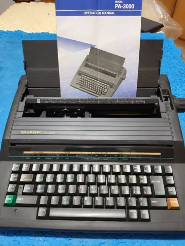 Máquina de Escrever Eletrônica Sharp PA-3020 - Vintage / Retrô / Antiga Funcionando