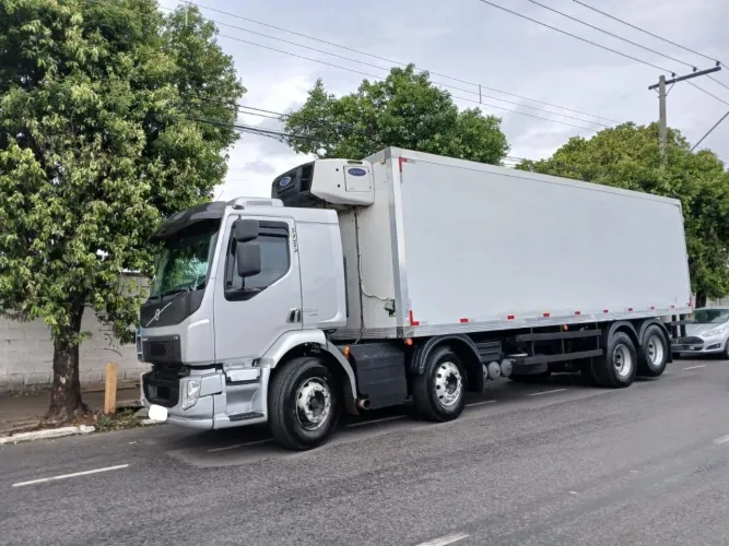  Caminhão volvo refrigerado Bi truk