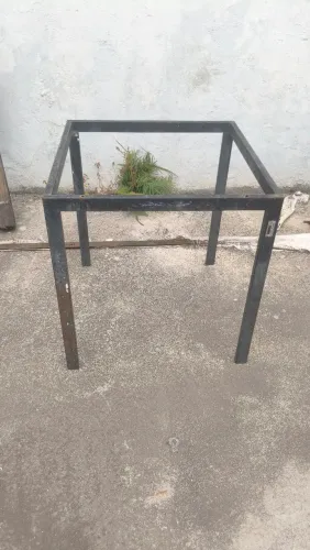 Pé de mesa de ferro