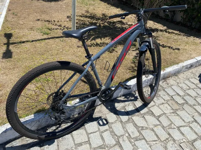 Bicicleta oggi aro 29 cinza com vermelho