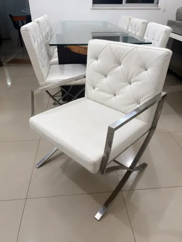 cadeira de jantar e poltrona em couro branco, estrutura em inox, oportunidade