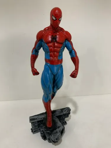 Estátua em resina do homem-aranha 