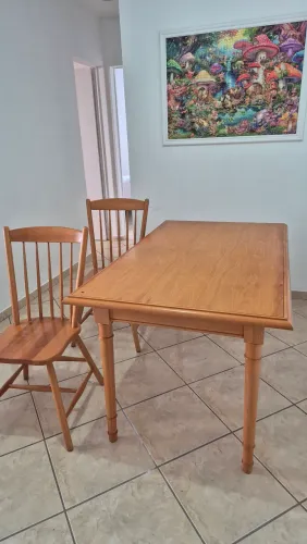 Mesa e duas cadeiras em madeira maciça, marfim, em perfeito estado.