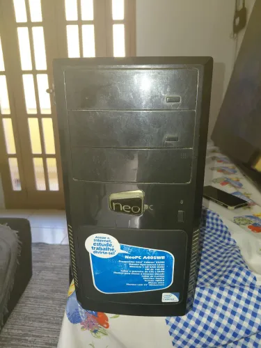 Gabinete de computador , Windows XP,  com mouse e teclado sem fio.
