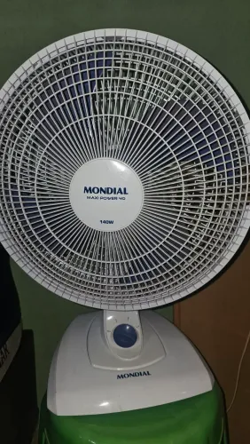 Ventilador de mesa 140w silencioso, forte e refrescante.
