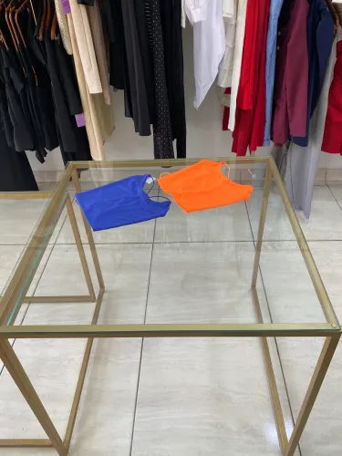 Duas mesas pra loja de roupa,ideal pra mesas de festa,estão em perfeito estado