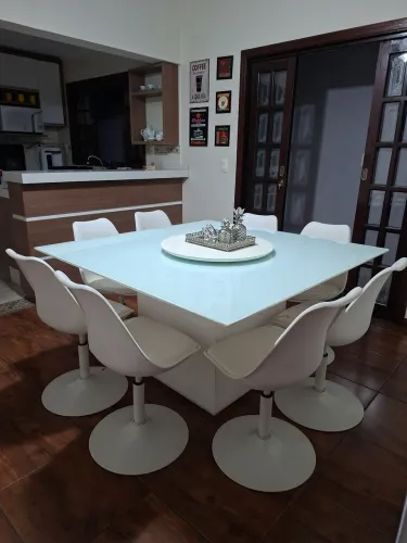 Mesa com 8 cadeiras