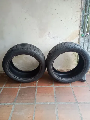 Pneu 255/45/20 marca Delinte.