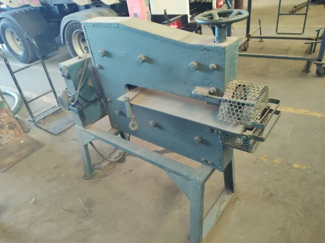 Máquina Industrial corte de chapas e perfil