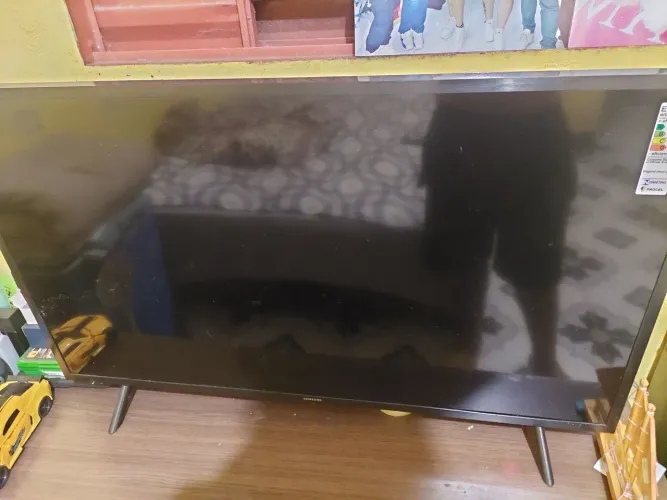 Estou vendendo tv funciona tudo perfeito valor *02