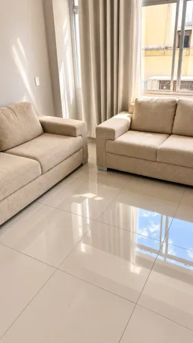 Conjunto de Sofás 2 e 3 Lugares Bege - Modernos, Confortáveis e Bem Conservados