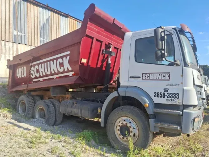 CAMINHÃO MERCEDES-BENZ 2831K COM CAÇAMBA MEIA CANA