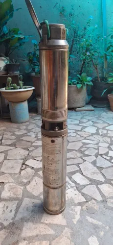 Vende-se uma bomba de agua submersa leão, 220v, trifásico,  0,75 CV.