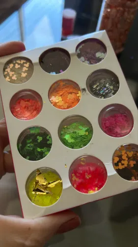 Brilhos e acessórios (glitter decorados) e po de cobre