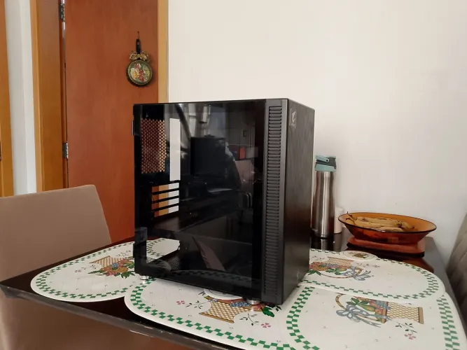 Gabinete com lateral de vidro temperado