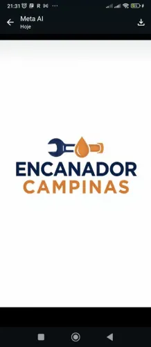 Encanador caça vazamento