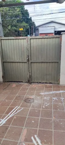 Portão de ferro em ótima condições L. 2.36 x A.1.80