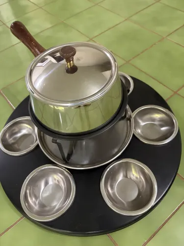 Panela e potes para fazer fondue