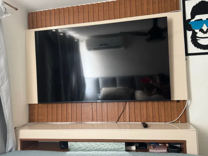 Painel com rack de parede espelho central
