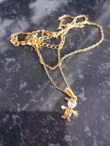 Correntinha banhado a ouro com pingente menino