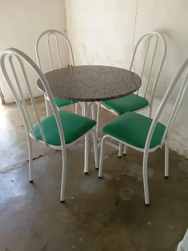 Mesa com 4 cadeiras