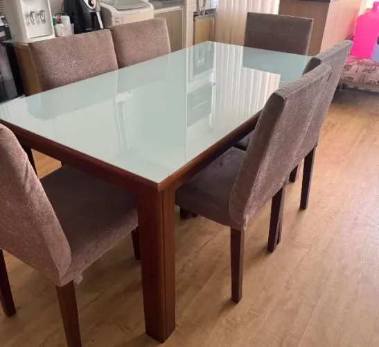 Mesa com 6 cadeiras