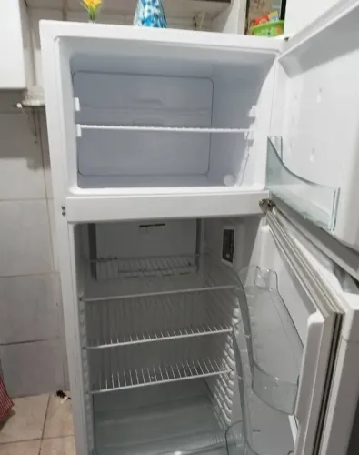 Geladeira nova , moro em caxias , frete por conta do comprador. Zap *