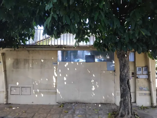 CASA COM 2 QUARTOS, 1 GARAGEM . SETOR CENTRO OESTE , UMA RUA ACIMA DA BERNADO SAYÃO
